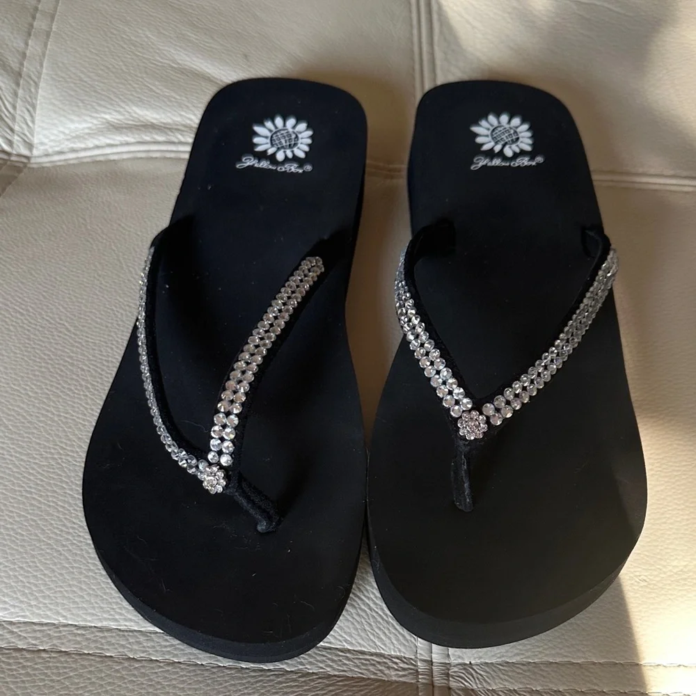 Hard to find Yellow Box Elegant Rhinestone Flip Flops – Women’s Size 8 1/2 - Picture 1 of 4